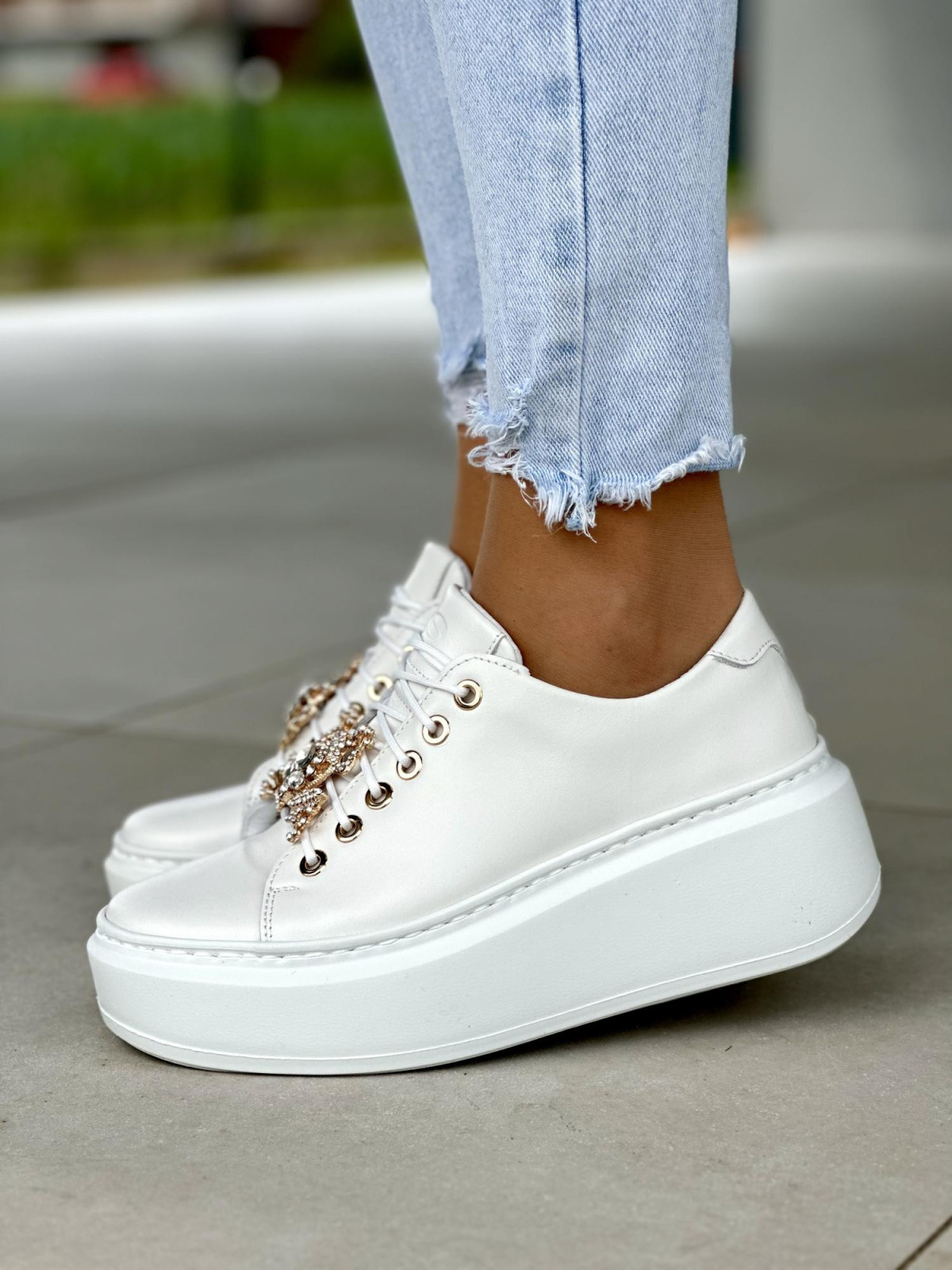 Białe-trampki-damskie-skorzane-z-ozdoba-OLEKSY-polskiej-produkcji