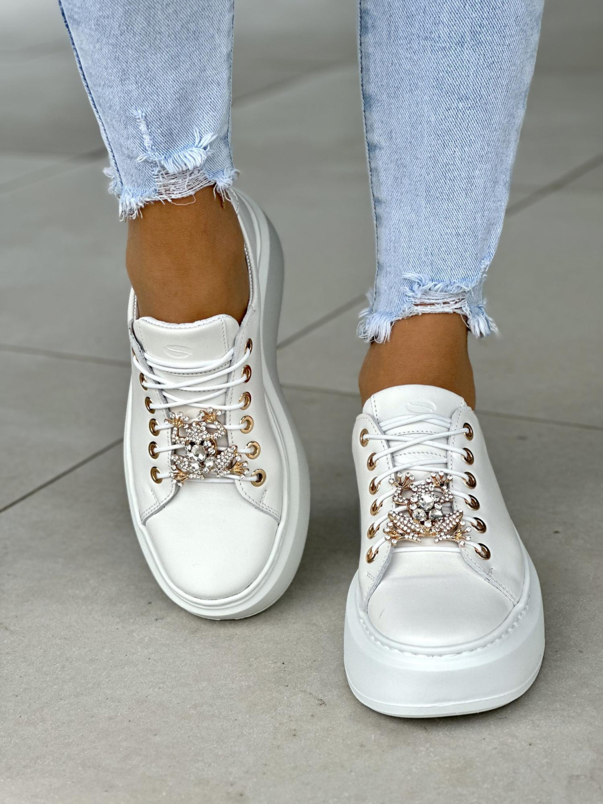 Białe-trampki-damskie-skorzane-z-ozdoba-OLEKSY-polskiej-produkcji