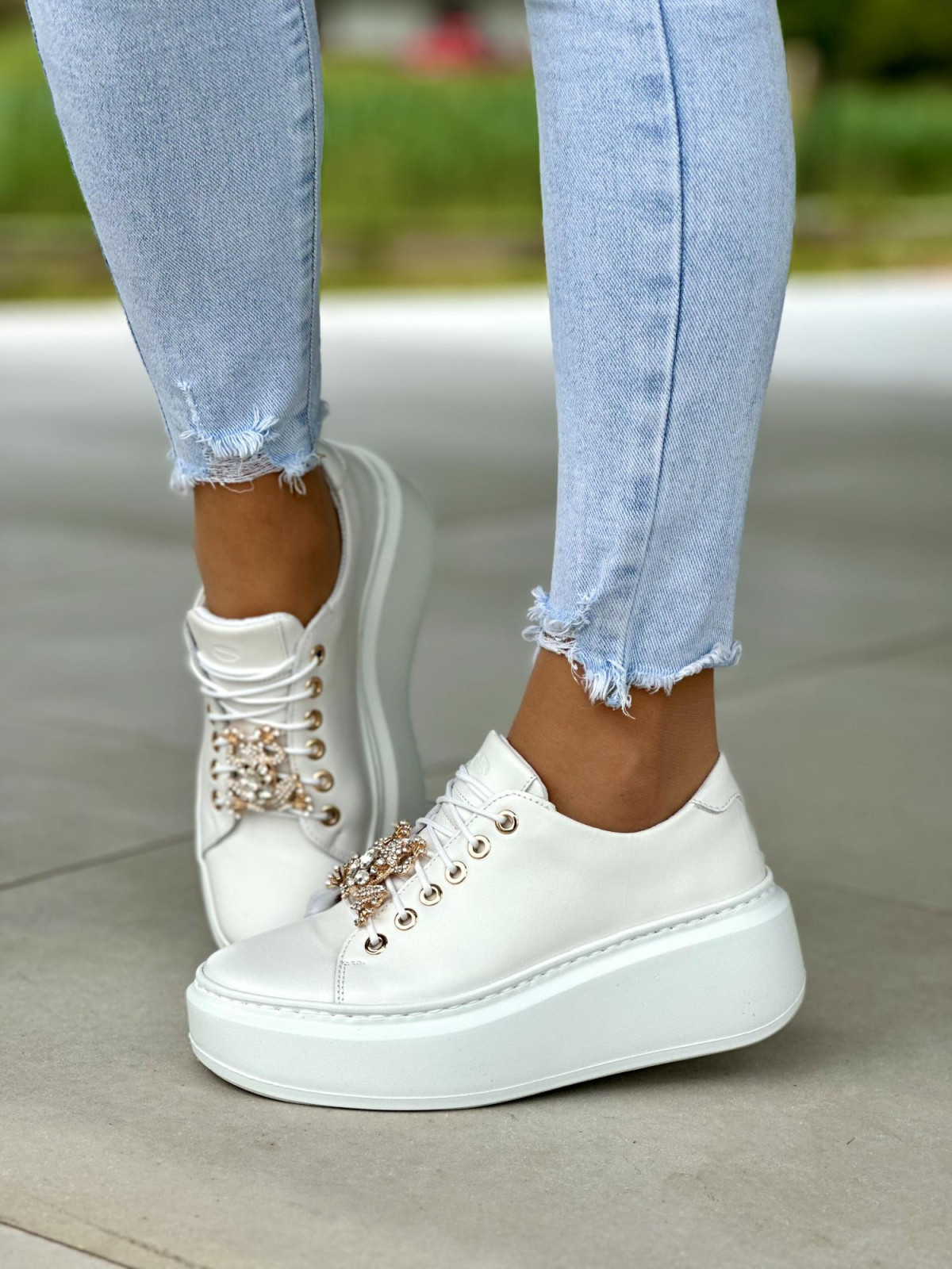 Białe-trampki-damskie-skorzane-z-ozdoba-OLEKSY-polskiej-produkcji