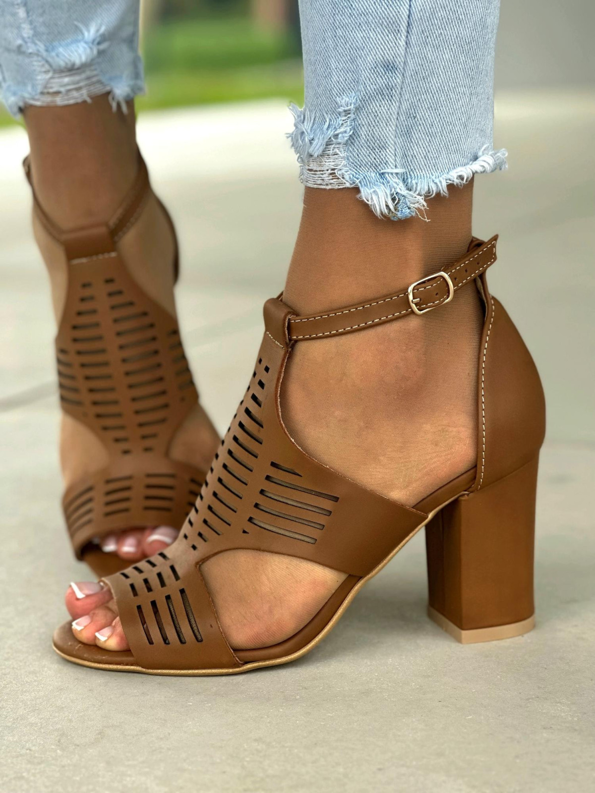 Beżowe sandały damskie z ozdobnymi paskami, skóra naturalna