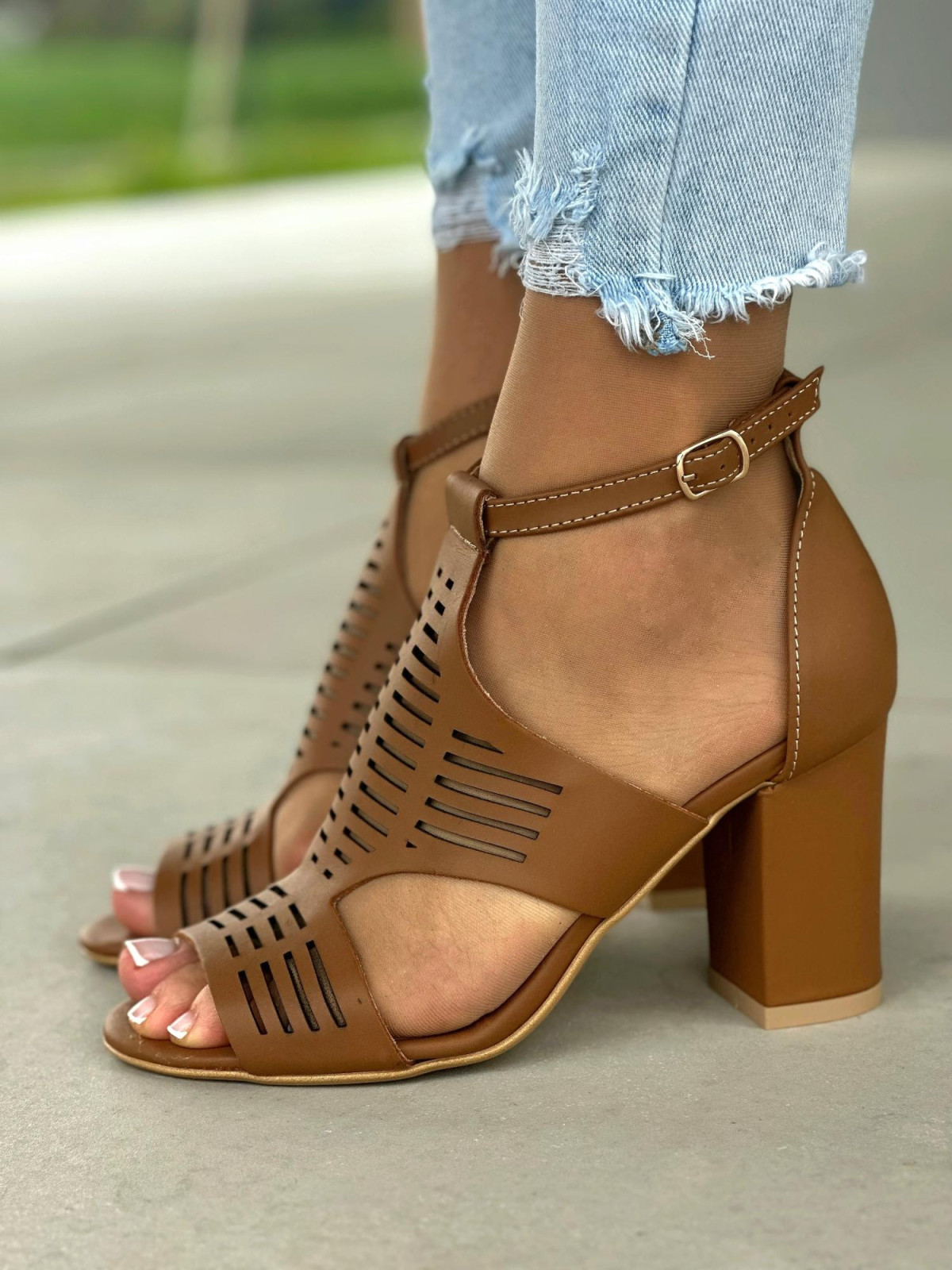 Beżowe sandały damskie z ozdobnymi paskami, skóra naturalna