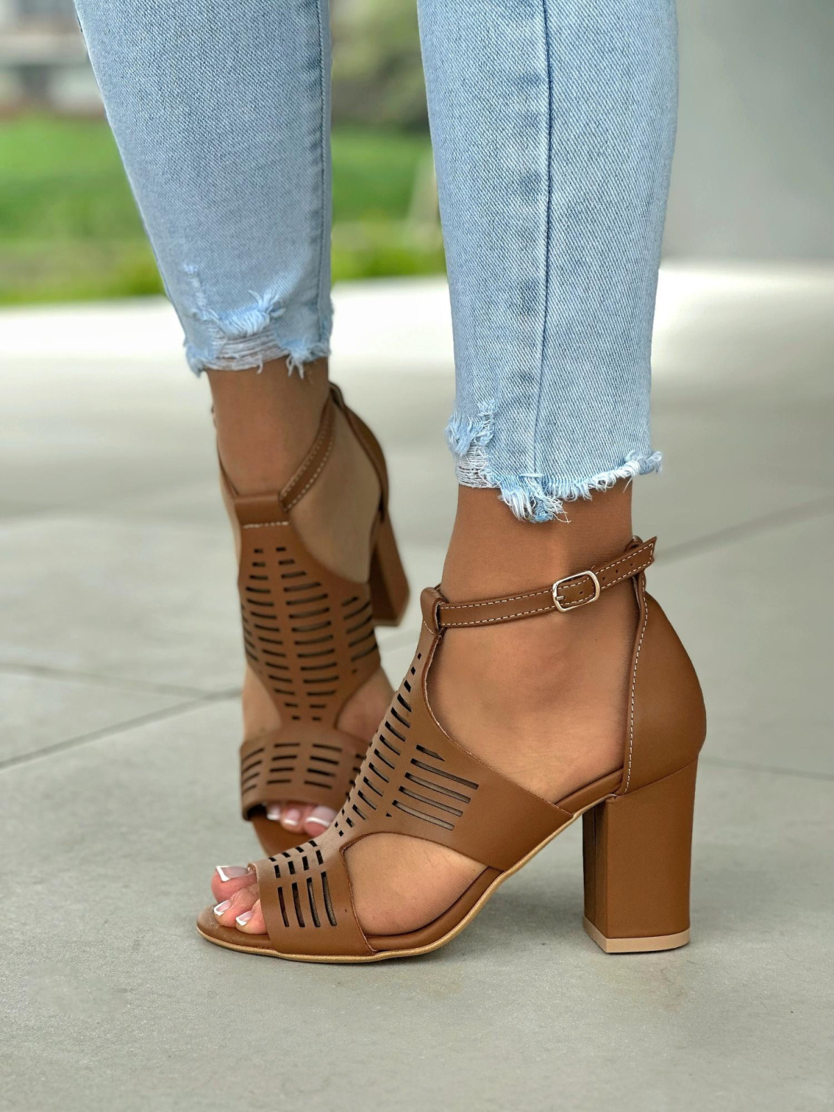 Beżowe sandały damskie z ozdobnymi paskami, skóra naturalna