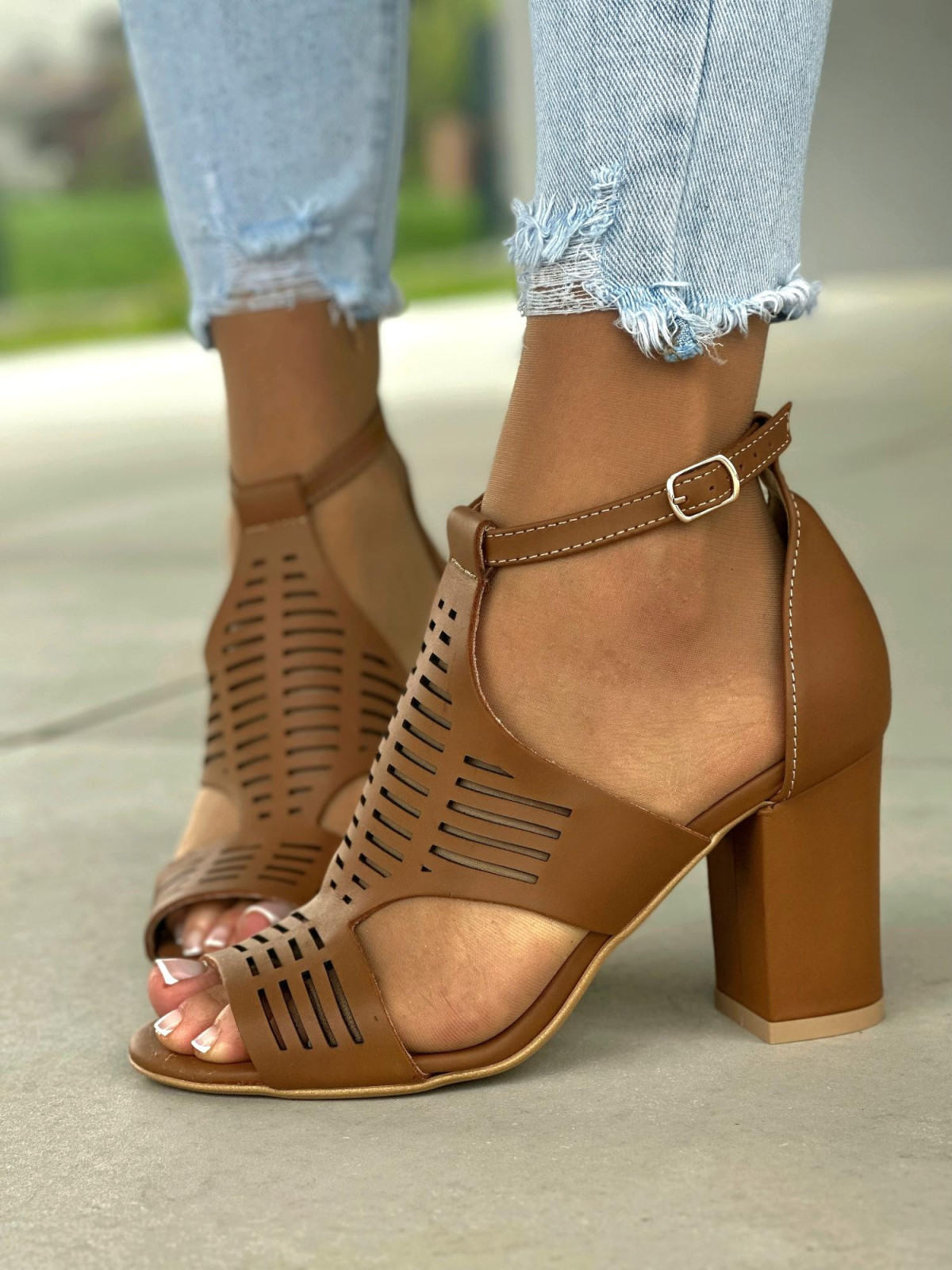 Beżowe sandały damskie z ozdobnymi paskami, skóra naturalna