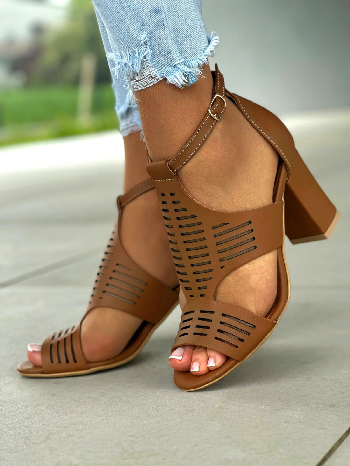 Beżowe sandały damskie z ozdobnymi paskami, skóra naturalna