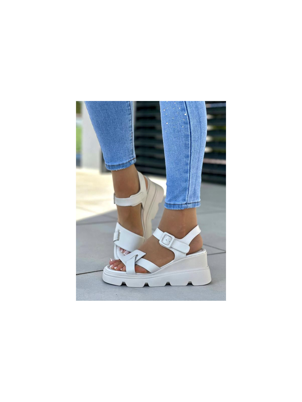 Oryginalne beżowe sandały damskie z klamerką, skóra naturalna