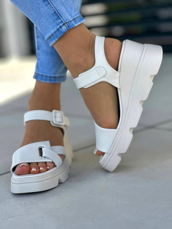 Oryginalne beżowe sandały damskie z klamerką, skóra naturalna