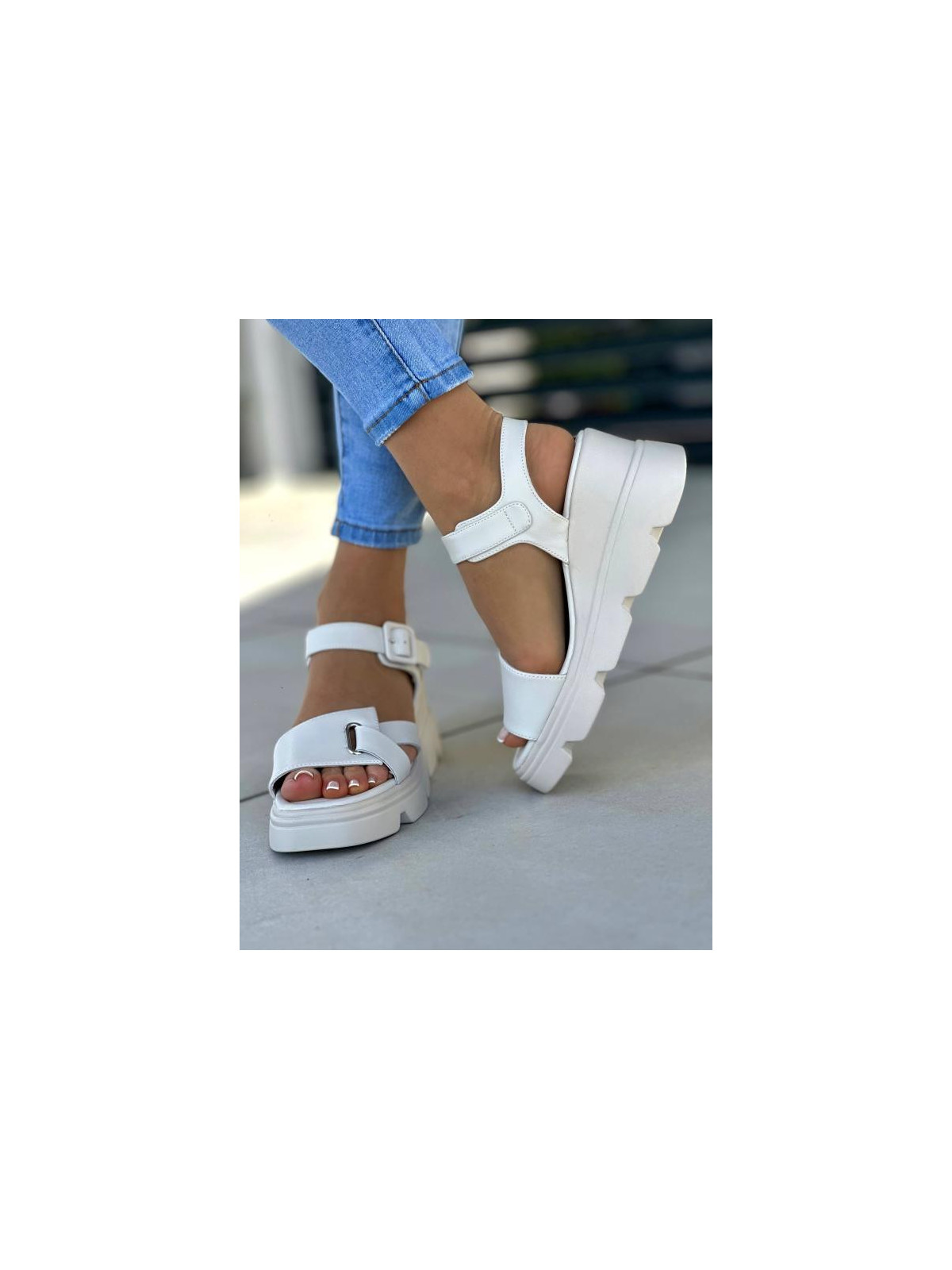 Oryginalne beżowe sandały damskie z klamerką, skóra naturalna