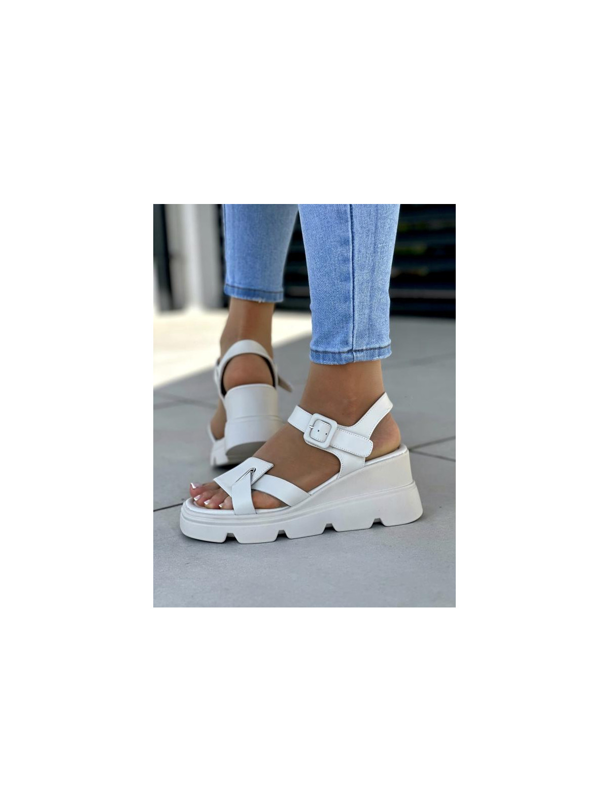 Oryginalne beżowe sandały damskie z klamerką, skóra naturalna