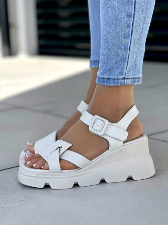 Oryginalne beżowe sandały damskie z klamerką, skóra naturalna