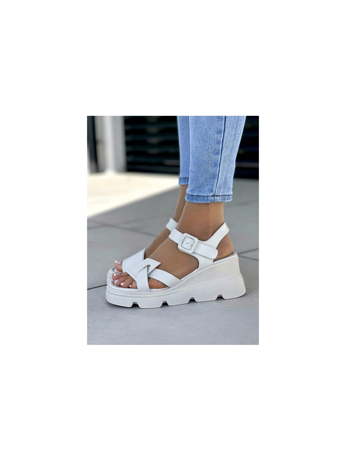 Oryginalne beżowe sandały damskie z klamerką, skóra naturalna