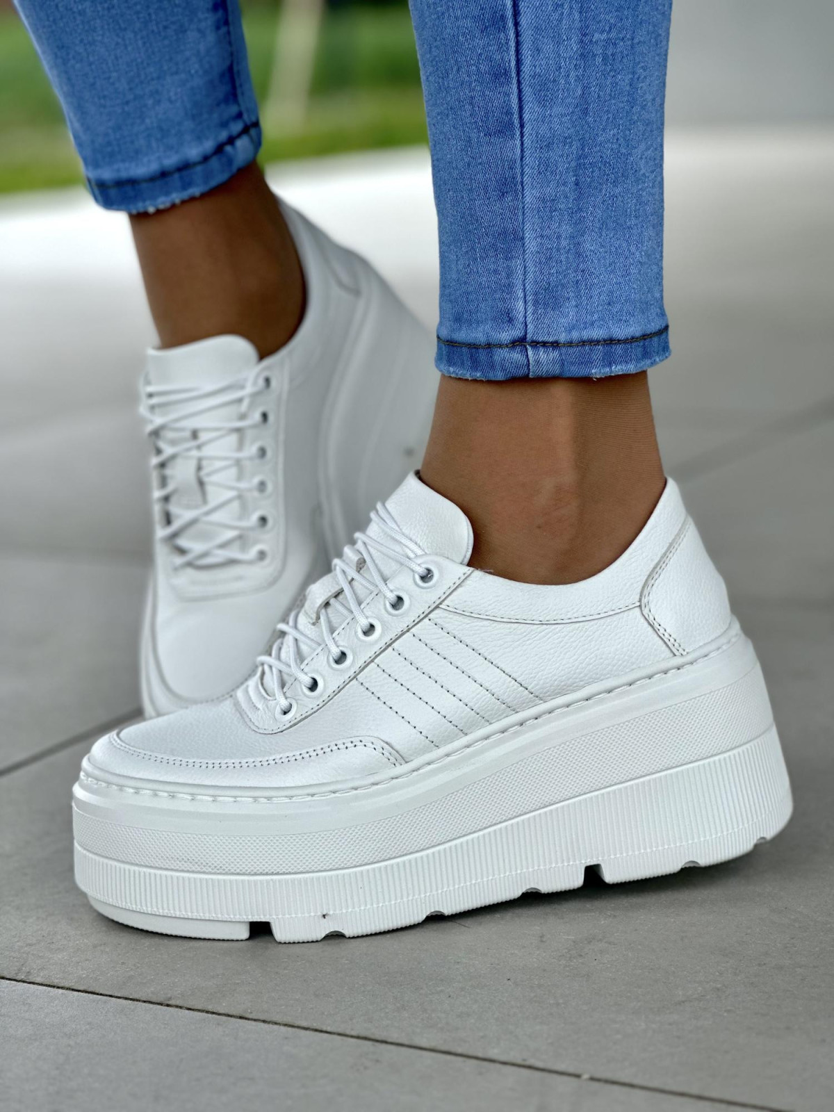 Biale-trampki-na-grubym-spodzie-w-bialym-kolorze-ze-skory-naturalnej