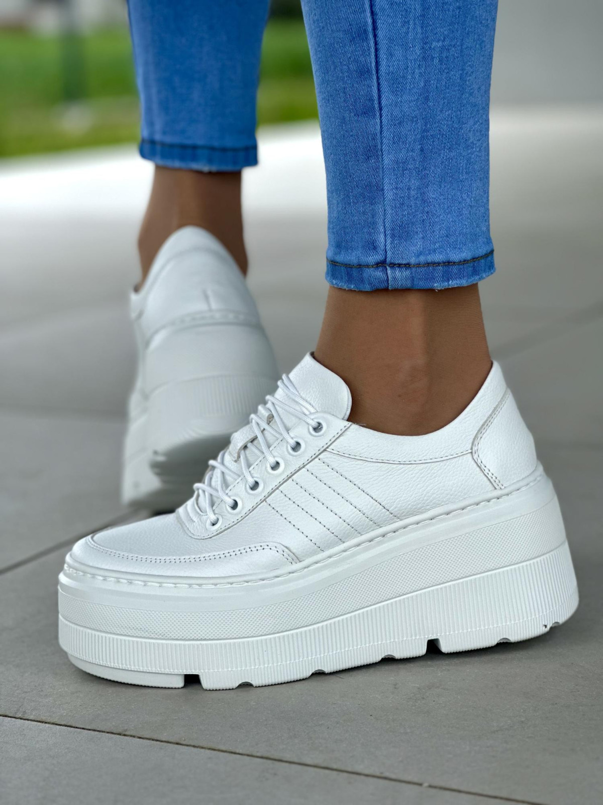 Biale-trampki-na-grubym-spodzie-w-bialym-kolorze-ze-skory-naturalnej