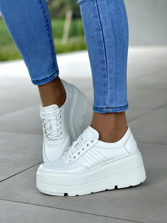 Biale-trampki-na-grubym-spodzie-w-bialym-kolorze-ze-skory-naturalnej