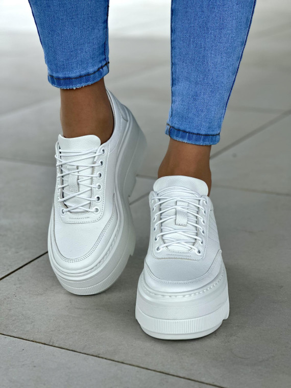 Biale-trampki-na-grubym-spodzie-w-bialym-kolorze-ze-skory-naturalnej