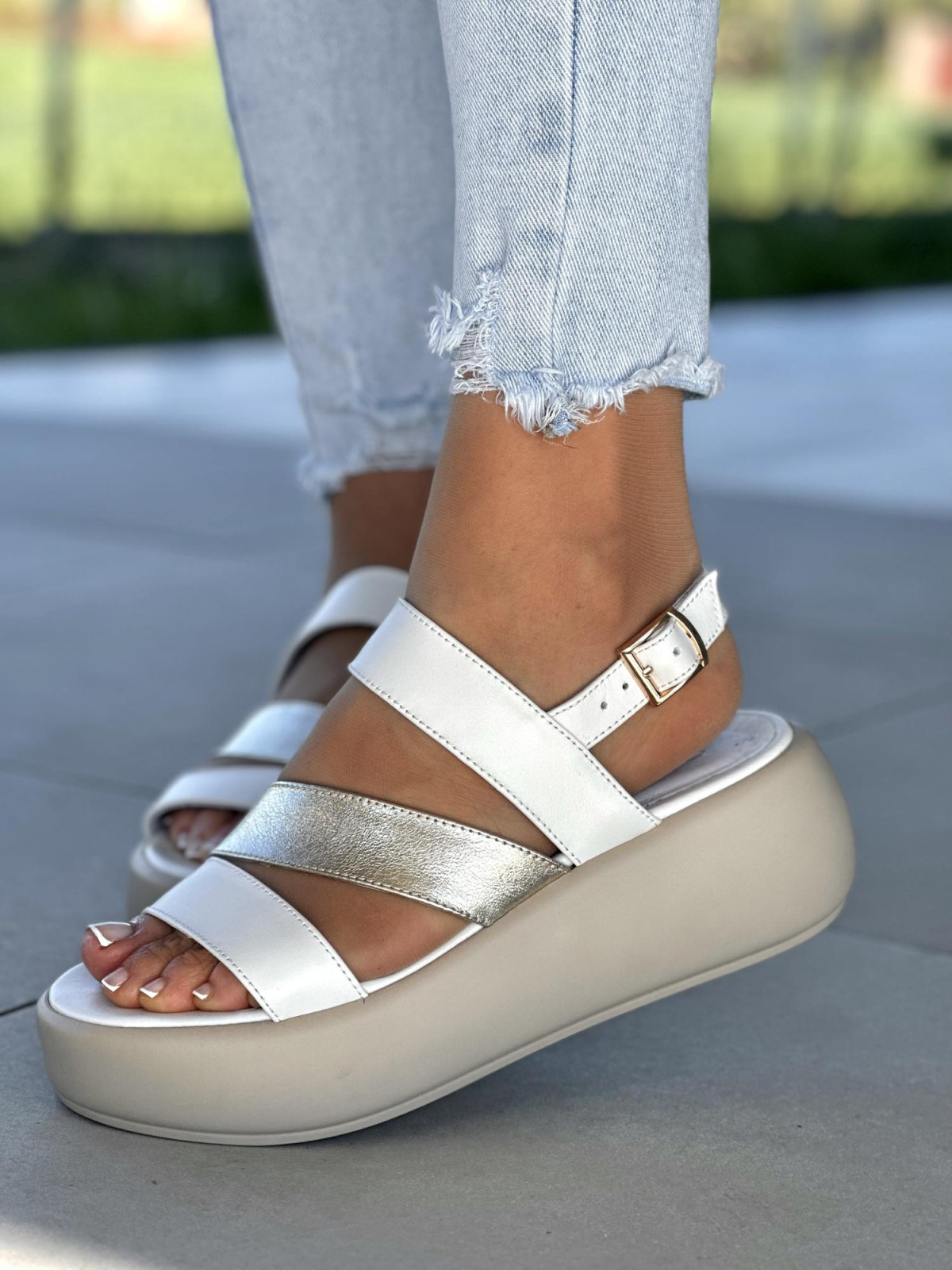 Białe sandały damskie z ozdobnym złotym paskiem, skóra naturalna