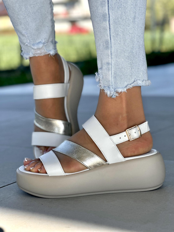 Białe sandały damskie z ozdobnym złotym paskiem, skóra naturalna