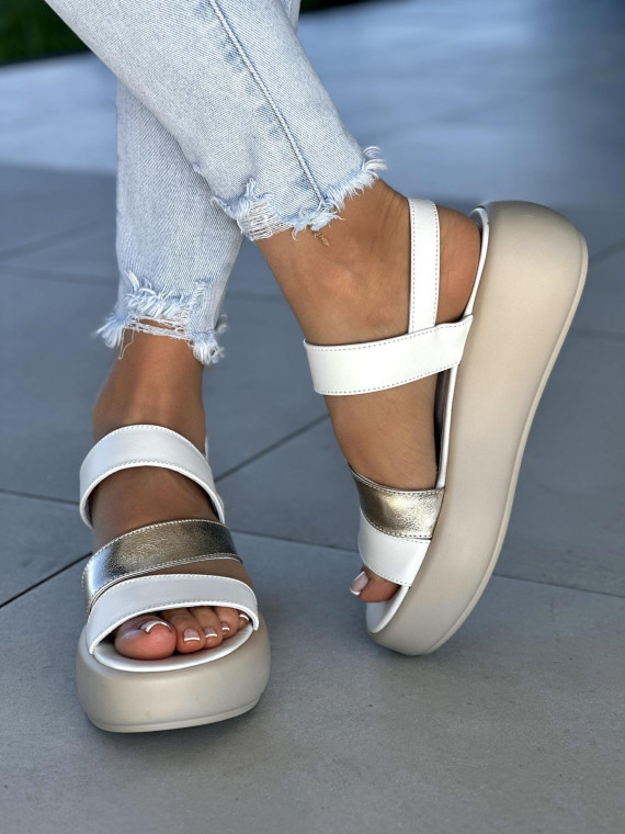 Białe sandały damskie z ozdobnym złotym paskiem, skóra naturalna