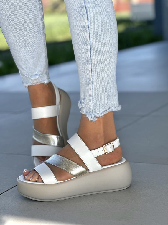 Białe sandały damskie z ozdobnym złotym paskiem, skóra naturalna