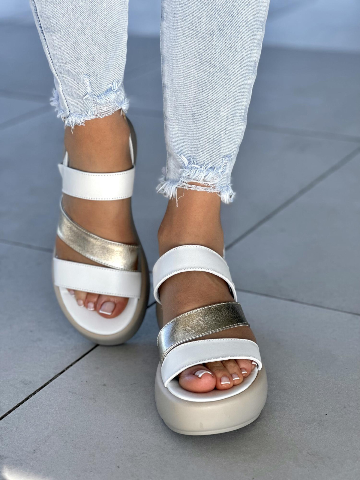 Białe sandały damskie z ozdobnym złotym paskiem, skóra naturalna