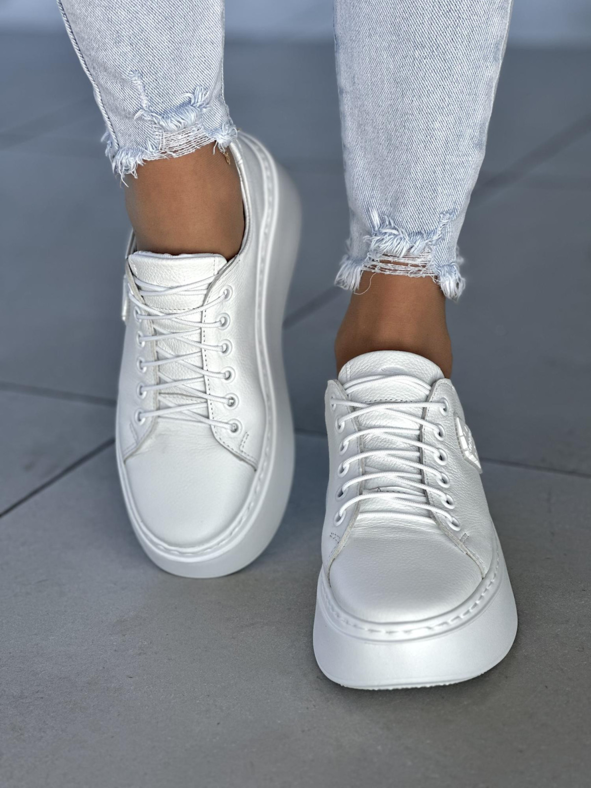 Białe trampki damskie z ozdobą, skóra naturalna