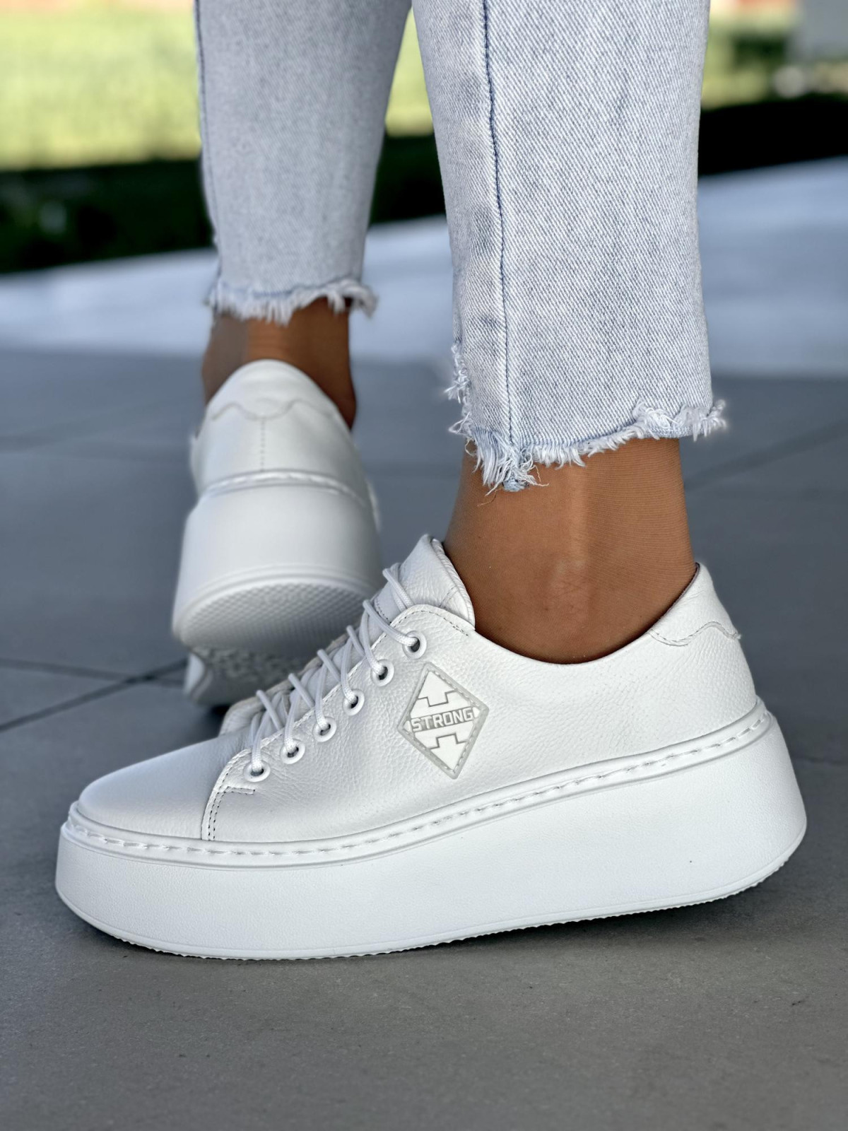 Białe trampki damskie z ozdobą, skóra naturalna