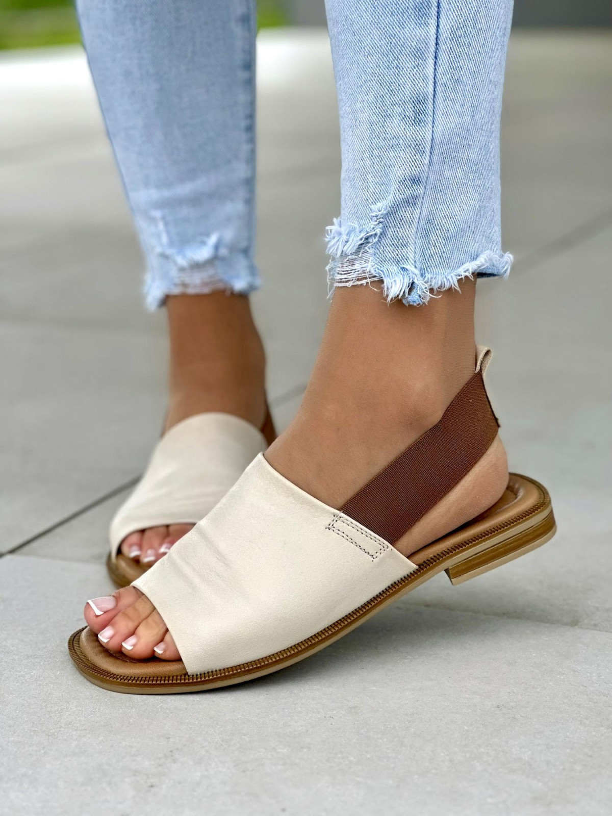 Beżowe-sandaly-plaskie-damskie-ze-skory-naturalnej