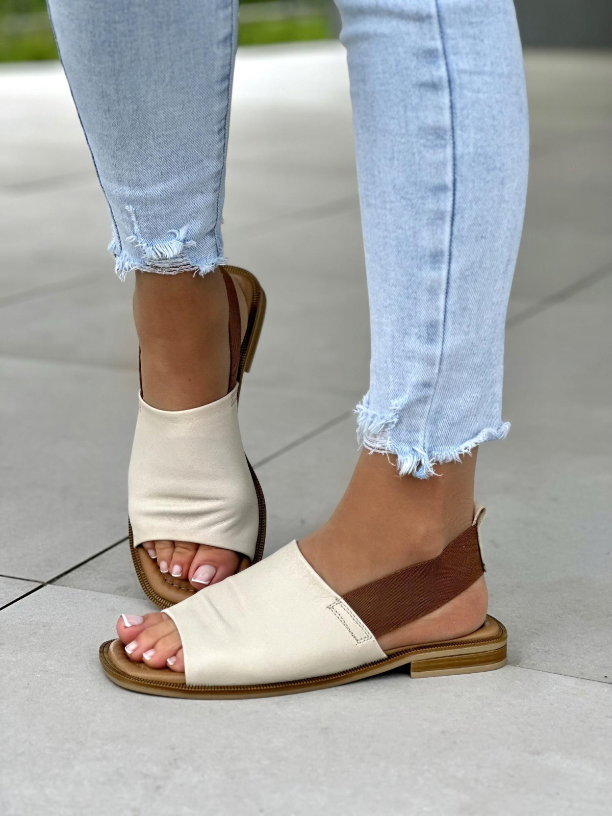 Beżowe-sandaly-plaskie-damskie-ze-skory-naturalnej