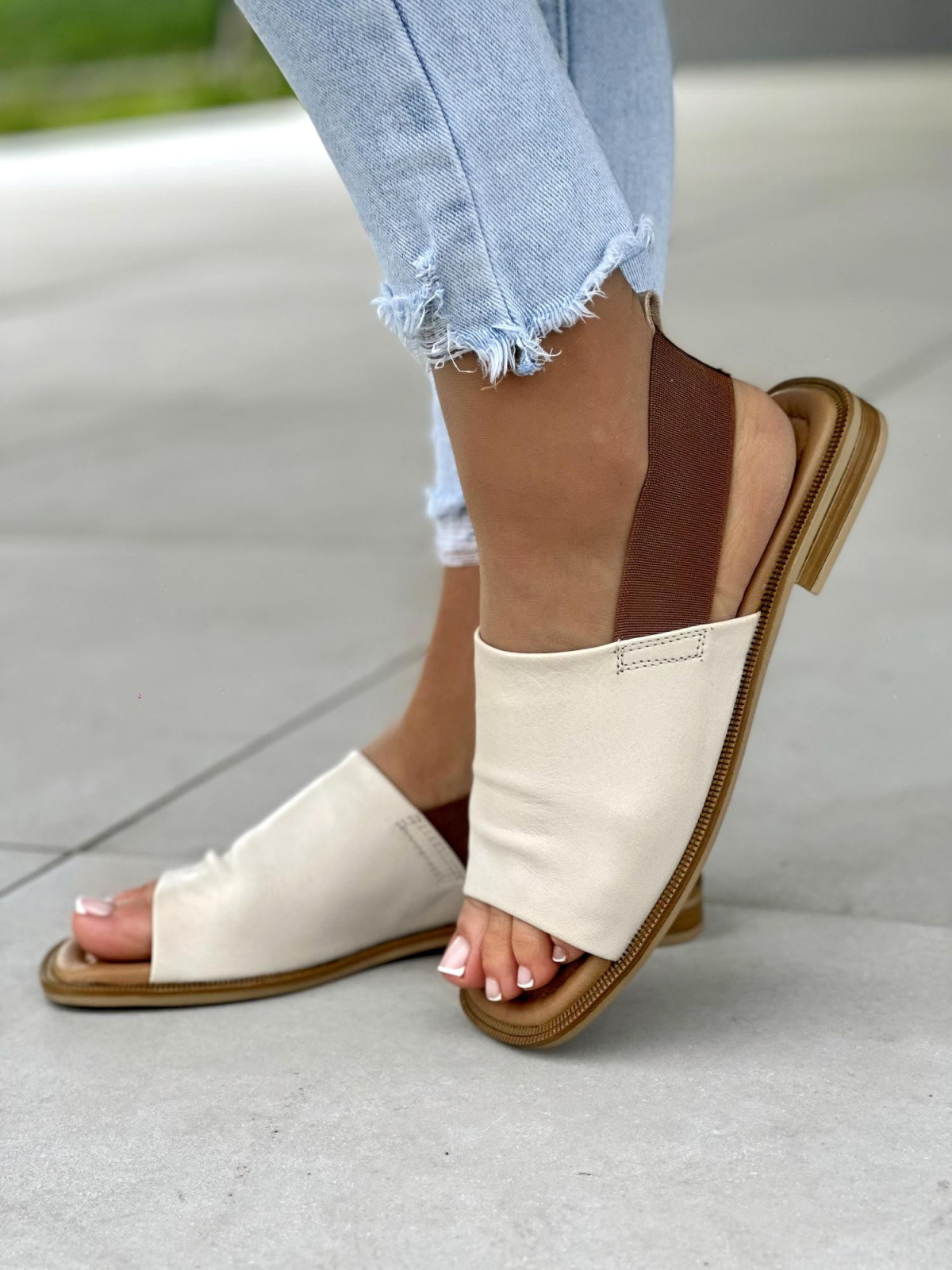 Beżowe-sandaly-plaskie-damskie-ze-skory-naturalnej