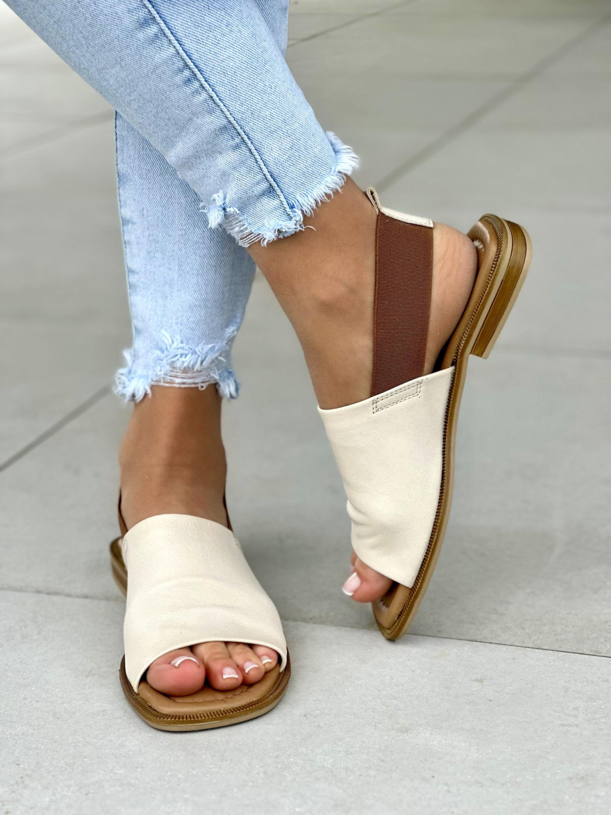 Beżowe-sandaly-plaskie-damskie-ze-skory-naturalnej