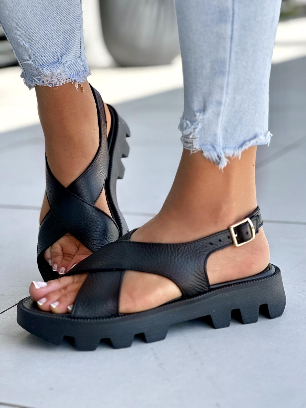 Czarne-sandaly-damskie-Oleksy-z-zapieciem-na-klamre-skora-naturalna