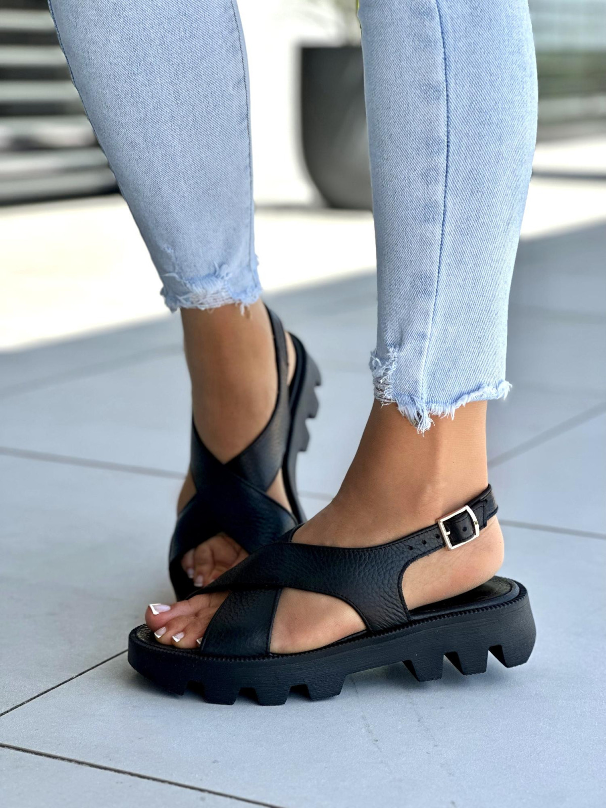 Czarne-sandaly-damskie-Oleksy-z-zapieciem-na-klamre-skora-naturalna