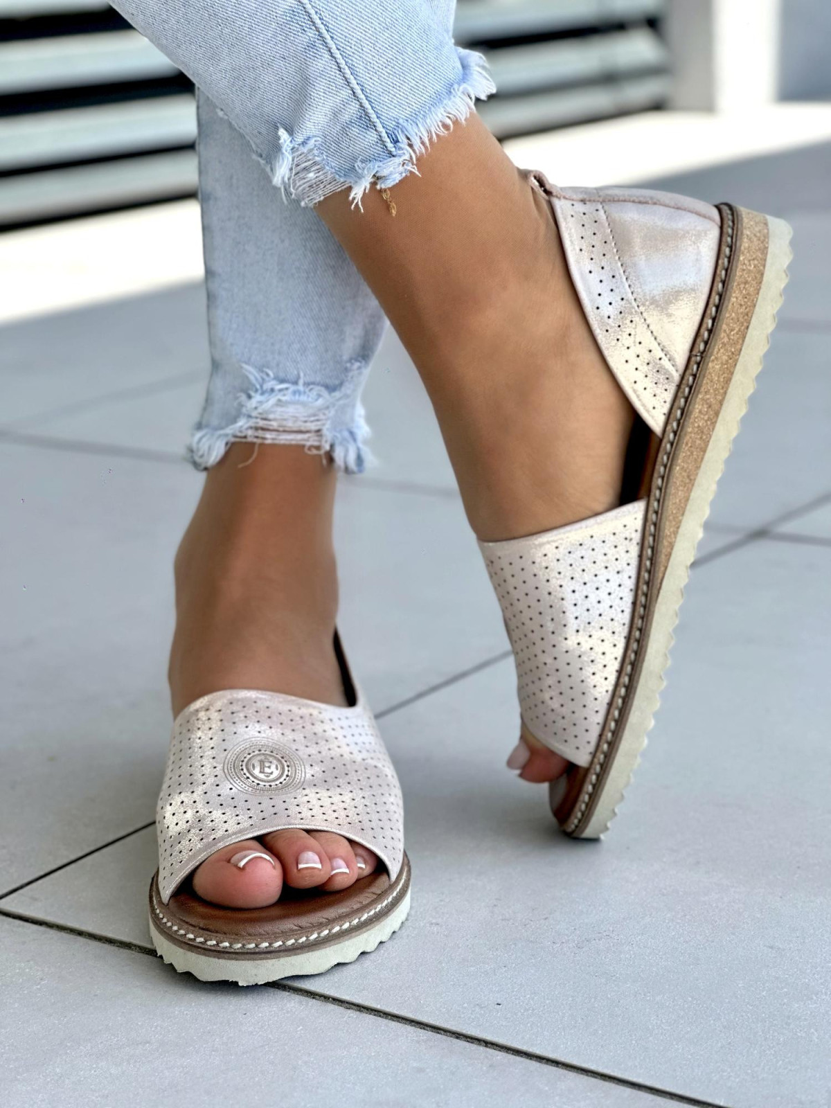 Rozowozlote-sandaly-damskie-skorzane