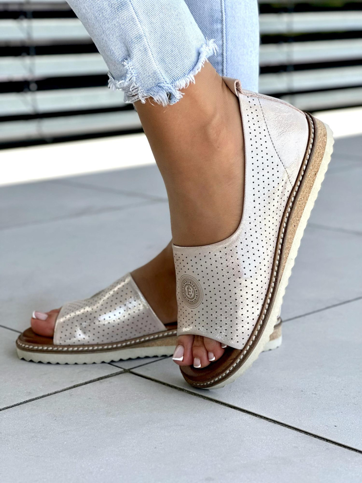 Rozowozlote-sandaly-damskie-skorzane