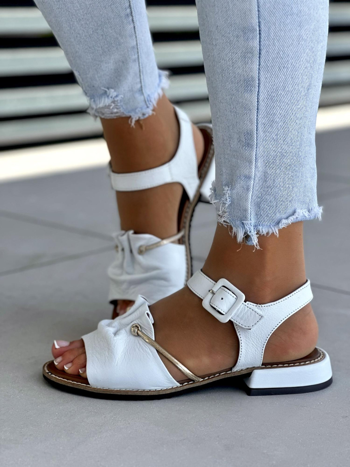 Biale-sandaly-damskie-skorzane