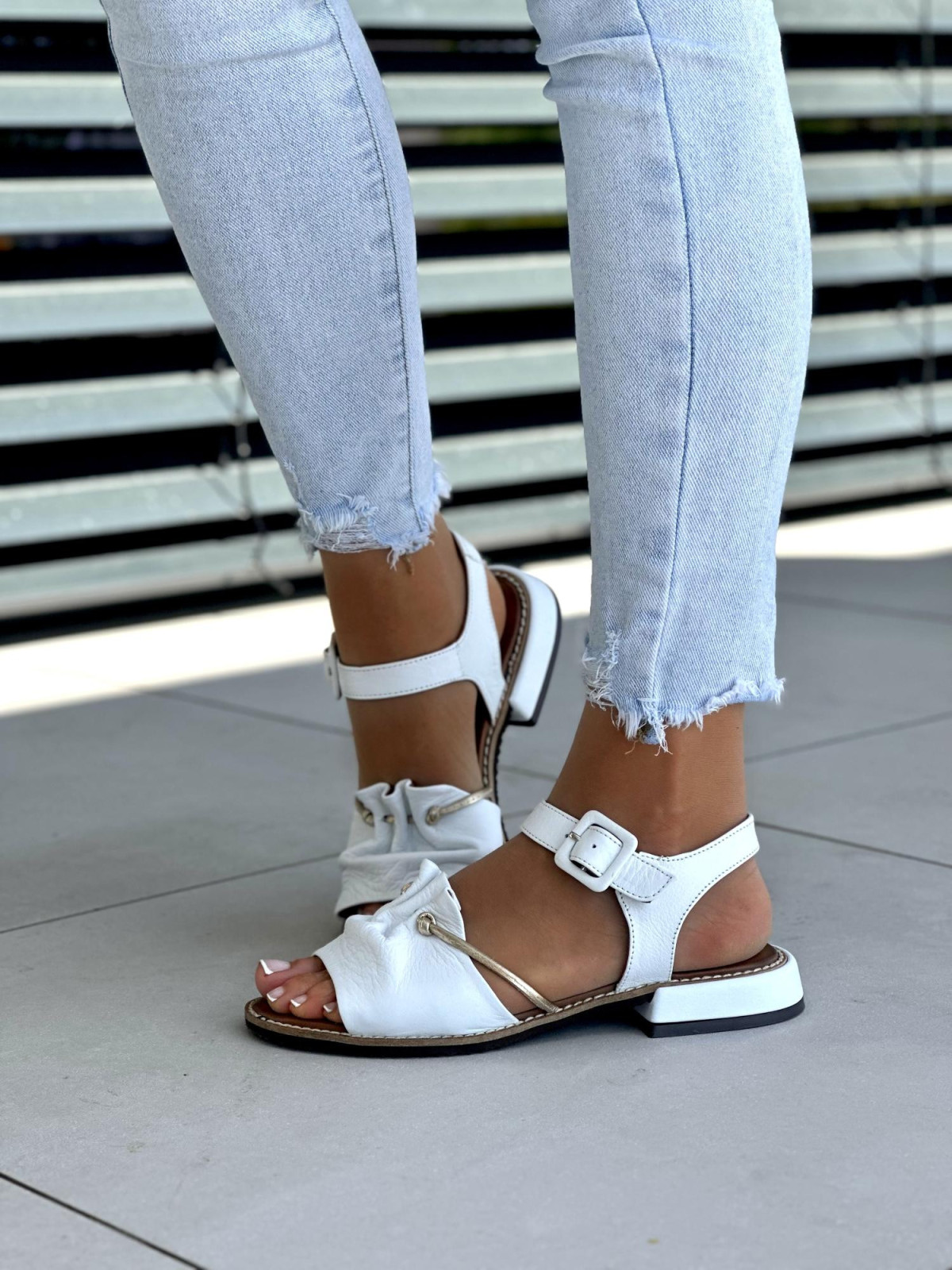 Biale-sandaly-damskie-skorzane