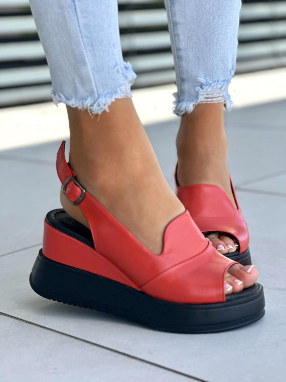 Czerwone-sandaly-na-koturnie-ze-skory-naturalnej