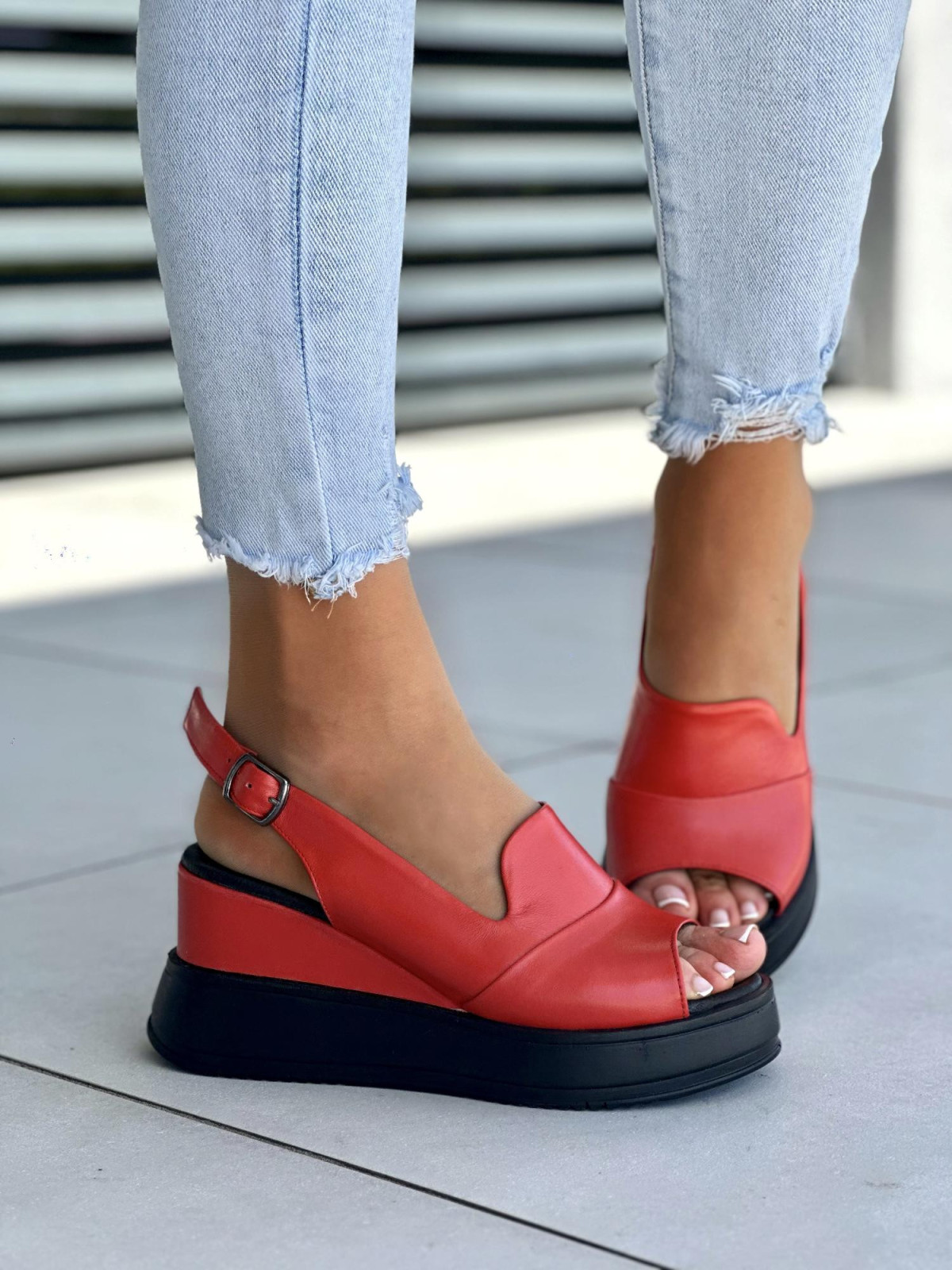 Czerwone-sandaly-na-koturnie-ze-skory-naturalnej