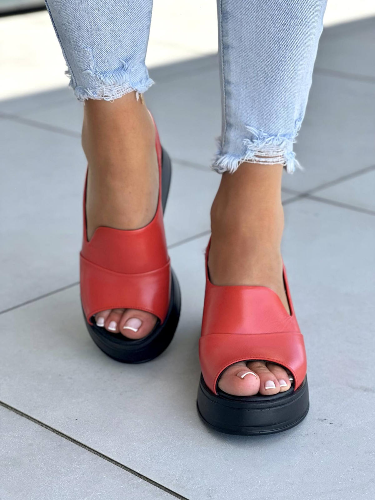 Czerwone-sandaly-na-koturnie-ze-skory-naturalnej