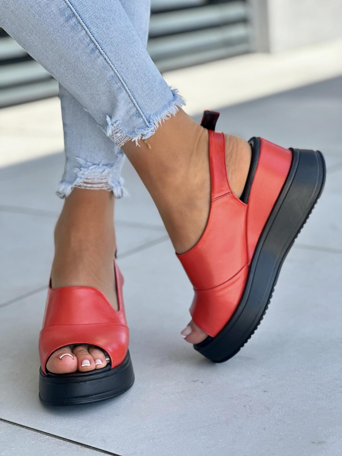 Czerwone-sandaly-na-koturnie-ze-skory-naturalnej