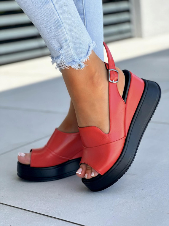 Czerwone-sandaly-na-koturnie-ze-skory-naturalnej