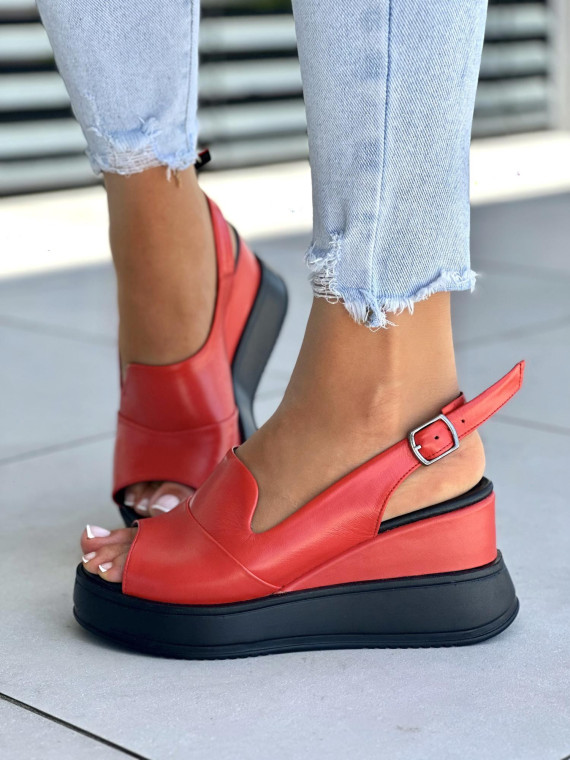 Czerwone-sandaly-na-koturnie-ze-skory-naturalnej