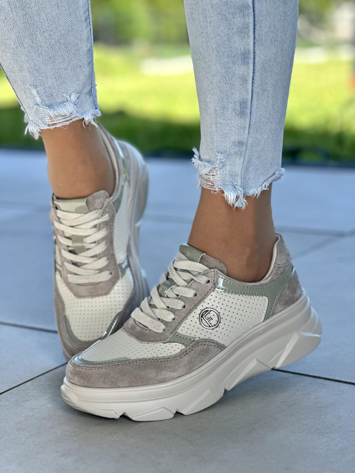 Multikolorowe-miekkie-i-lekkie-sneakersy-ze-skory-naturalnej