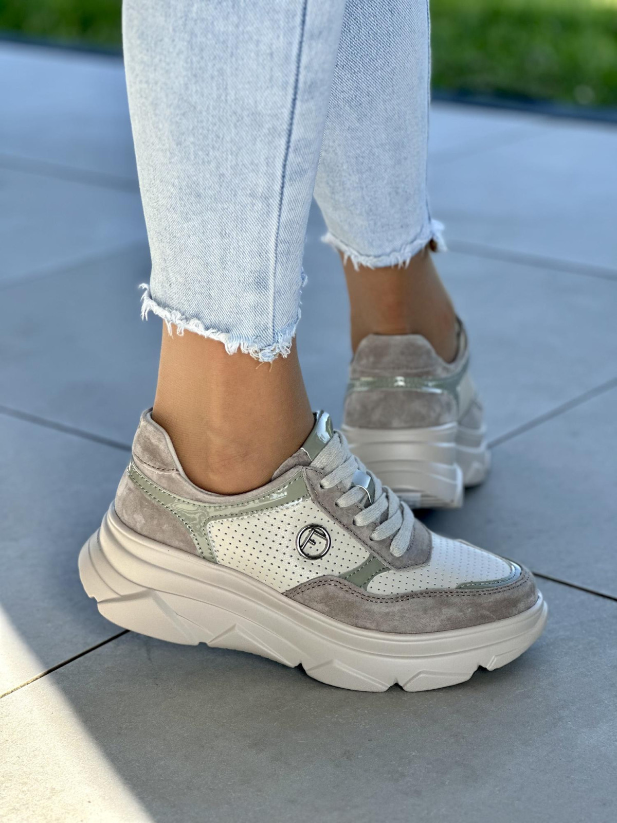 Multikolorowe-miekkie-i-lekkie-sneakersy-ze-skory-naturalnej