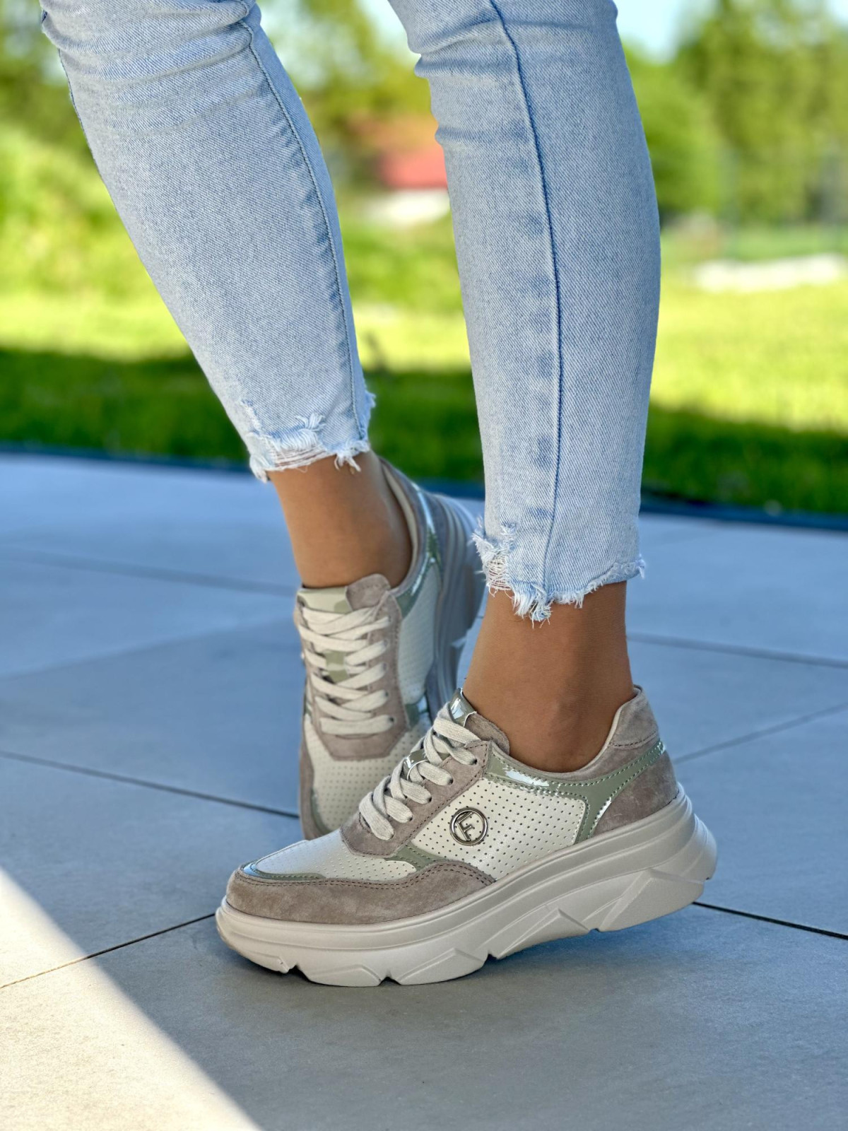 Multikolorowe-miekkie-i-lekkie-sneakersy-ze-skory-naturalnej