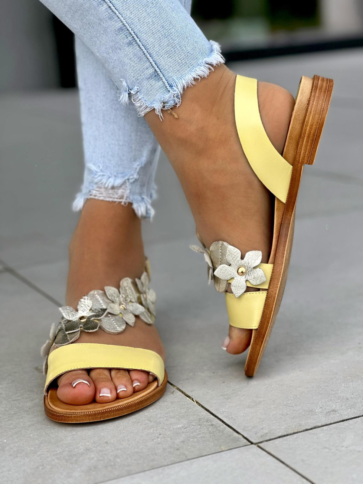 Wygodne-piekne-zolte-sandaly-damskie-z-kwiatkami-OLEKSY-ze-skory-naturalnej-polskiej-produkcji