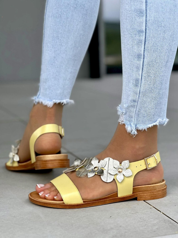 Wygodne-piekne-zolte-sandaly-damskie-z-kwiatkami-OLEKSY-ze-skory-naturalnej-polskiej-produkcji