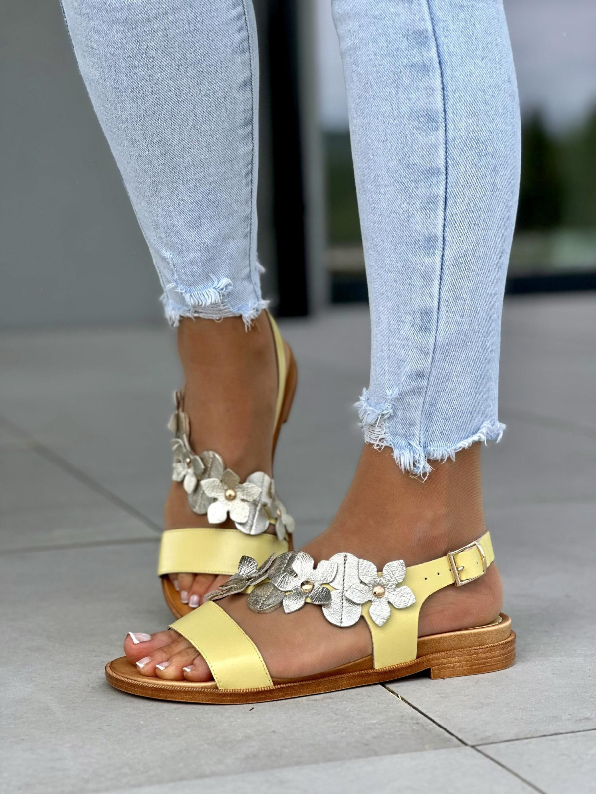 Wygodne-piekne-zolte-sandaly-damskie-z-kwiatkami-OLEKSY-ze-skory-naturalnej-polskiej-produkcji