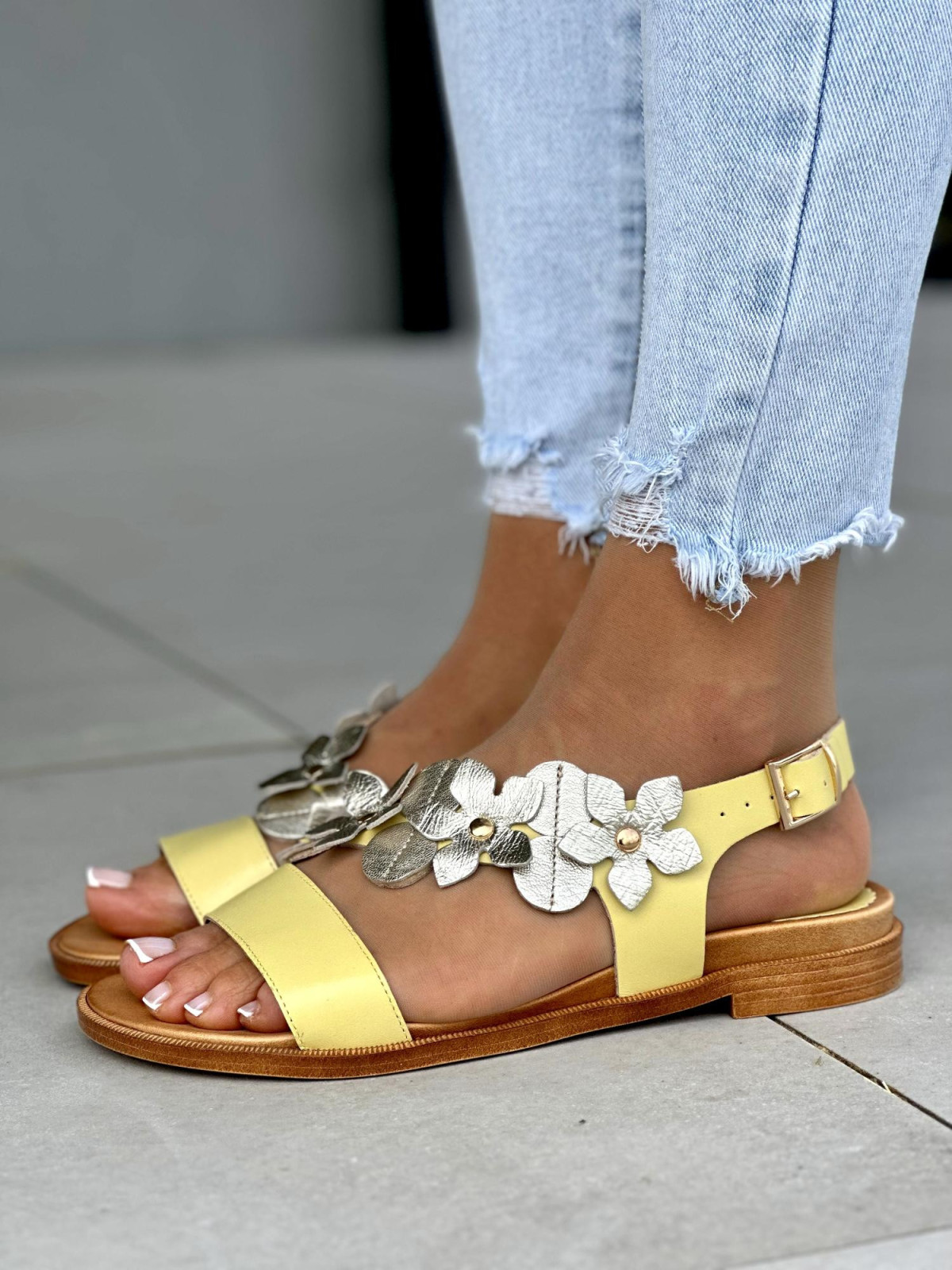 Wygodne-piekne-zolte-sandaly-damskie-z-kwiatkami-OLEKSY-ze-skory-naturalnej-polskiej-produkcji