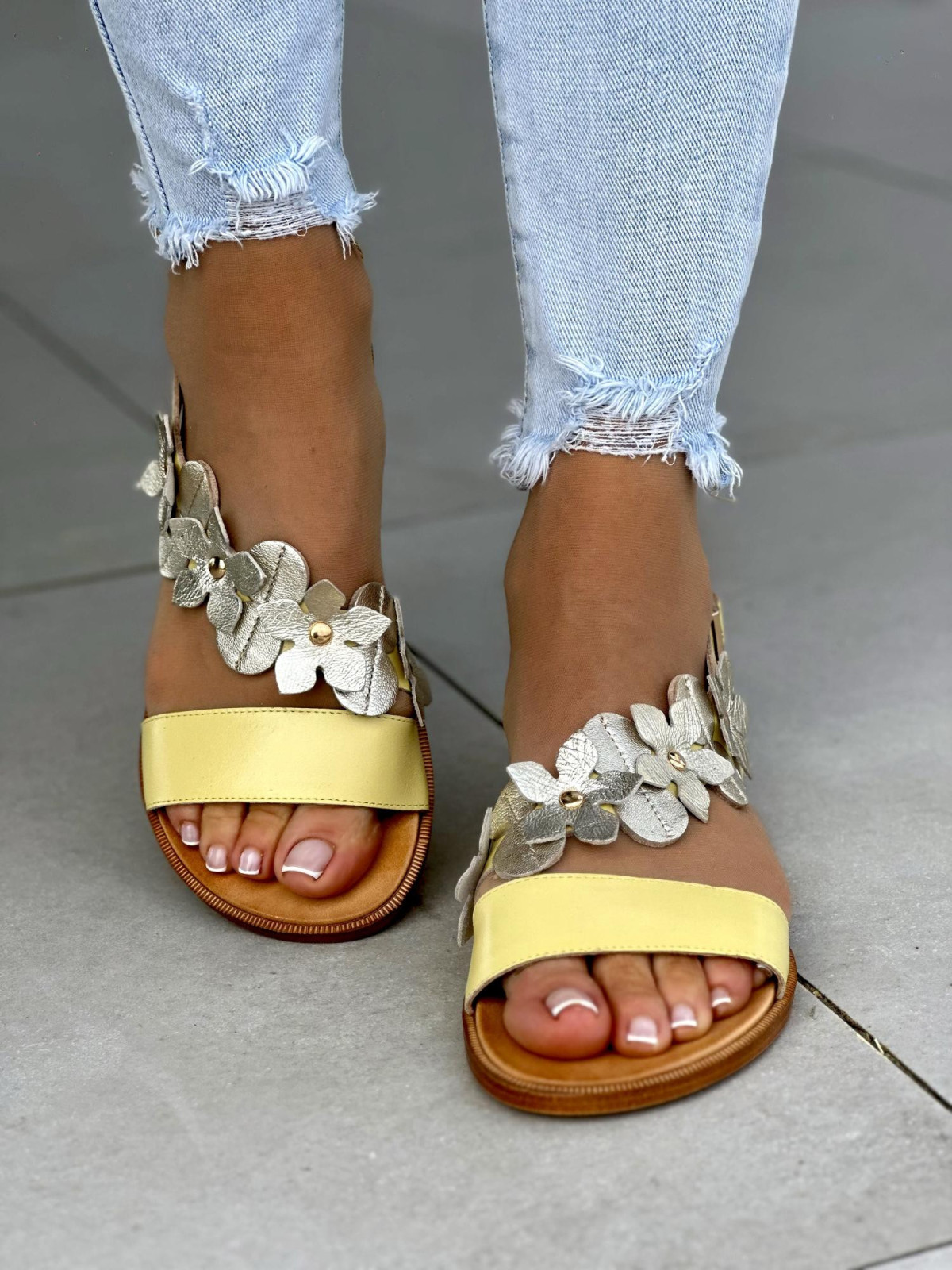 Wygodne-piekne-zolte-sandaly-damskie-z-kwiatkami-OLEKSY-ze-skory-naturalnej-polskiej-produkcji