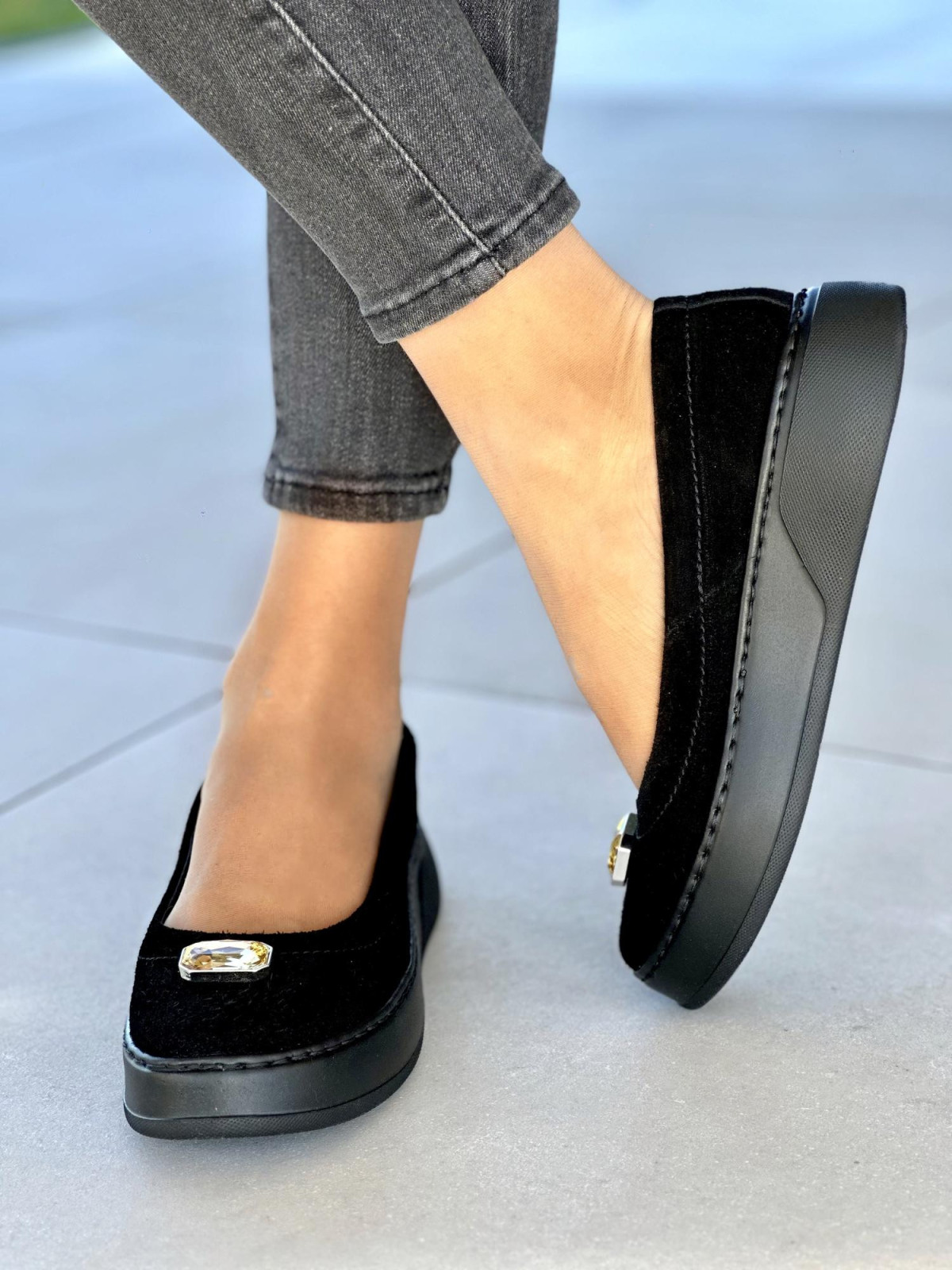 Czarne-baleriny-z-pieknym-kamieniem-OLEKSY-wykonane-ze-skory-naturalnej-polskiej-produkcji